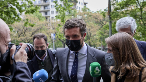 El presidente del PP, Pablo Casado, responde a los medios a su llegada a la clausura del Foro #NextGenerationEU Spain este lunes 26 de abril de 2021.