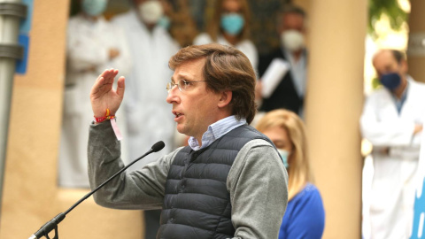 El alcalde de Madrid, José Luis Martínez-Almeida, durante una visita al Centro de Madrid Salud, a 28 de abril de 2021.