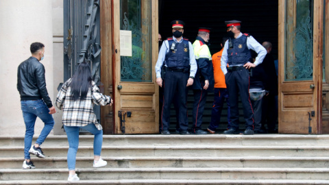 Un dels acusats en el judici per la violació múltiple a una noia a Sabadell accedint a l'Audiència de Barcelona el 6/04/2021 acompanyat de la seva parella.