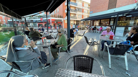 Personas disfrutan en la terraza de un bar en Getxo.