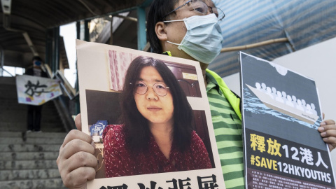 Un activista sostiene una imagen de Zhang Zhan, este lunes, en Hong Kong.