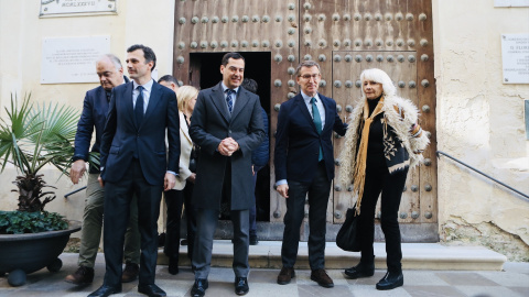 El presidente del Partido Popular, Alberto Núñez Feijóo (2d) junto al presidente de la Junta de Andalucía, Juntama Moreno (3d) el candidato a la alcaldía de Cádiz Bruno García (4d) y la ex alcaldesa de Cádiz, Teofila Martínez (1d) a la salida del