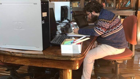 Pablo Alcántara estudiando su oposición.