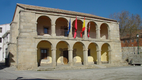 Fachada principal del Ayuntamiento de Bustarviejo (Madrid)