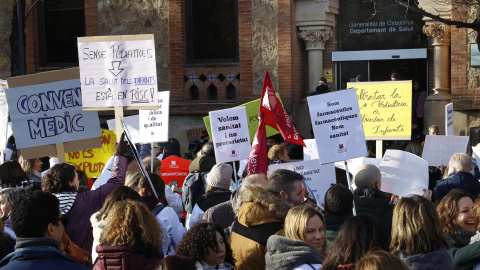 Metges manifestant-se davant del Departament de Salut.