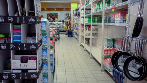 Imagen de un supermercado de la Comunidad de Madrid en el pasillo donde se pueden comprar diferentes tipos de leche.