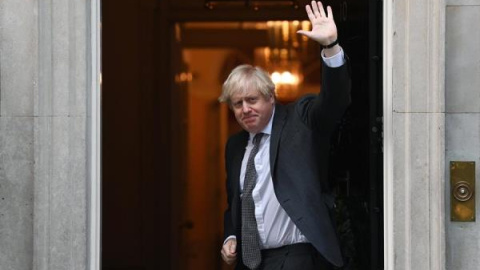 El primer ministro británico Boris Johnson regresa al número 10 de Downing Street después de votar en el parlamento en Londres.