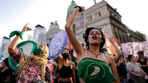 29/12/2020.- Miles de personas esperan a las afueras del Congreso de la Nación la votación en el Senado por la legalización del aborto, en Buenos Aires (Argentina).