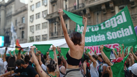 Manifestantes a la espera de la votación en el Senado por el debate sobre la legalización del aborto en Buenos Aires (Argentina)