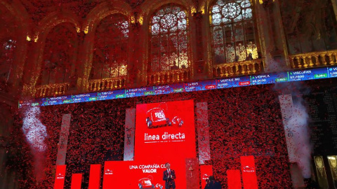 Lluvia de cofetti tras el toque de campana de la salida a bolsa de Linea Directa, la aseguradora de Bankinter, en el parqué madrileño. EFE/Vega Alonso