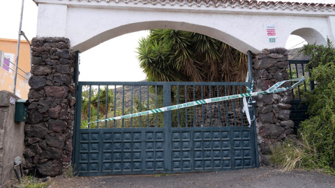 La Guardia Civil lleva a cabo este viernes un registro en la vivienda y una finca en Candelaria (Tenerife) de Tomás Antonio G.C., desaparecido este martes al igual que sus dos hijas, de uno y seis años, a cuya madre envió un aviso de que no volvería a