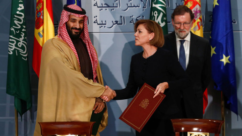 El príncipe heredero de Arabia Saudí, Mohammed Bin Salman Bin Abdulaziz Al-Saud, estrecha la mano a la entonces ministra de Defensa, María Dolores de Cospedal, en abril. /EFE