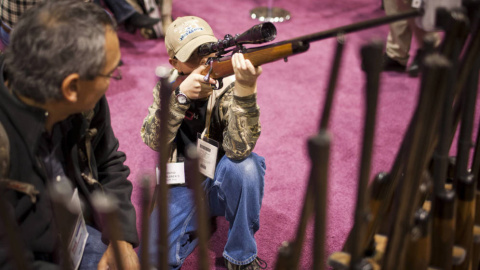 Un niño coge un arma en EEUU. REUTERS/Archivo