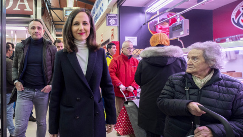 La secretaria general de Podemos y ministra de Derechos Sociales y Agenda 2030, Ione Belarra (c), y el candidato de Podemos a la Alcaldía de Madrid, Roberto Sotomayor (1i), a su llegada a las instalaciones del Mercado municipal de Puente de Vallecas, a 2