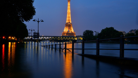 La Torre Eiffel de noche durante la crecida del río Sena en París, Francia. Bertrand GUAY / AFP