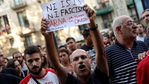 Los vecinos de Barcelona expulsan a una veintena de fascistas de Las Ramblas. / REUTERS