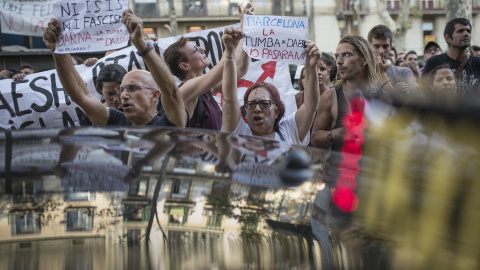 Veïns de Barcelona es concentren contra la convocatòria xenòfoba al lloc de l'atemptat. FOTO: Raül Clemente