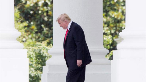 El presidente estadounidense, Donald J. Trump, pasea porlos jardines de la Casa Blanca. (EFE)