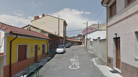 Vista de la calle Juanito Perotti, en el barrio de La Campa, La Felguera, Asturias. / Maps