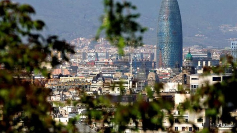 Vista panorámica de la ciudad de Barcelona con la Torre Agbar. / EFE