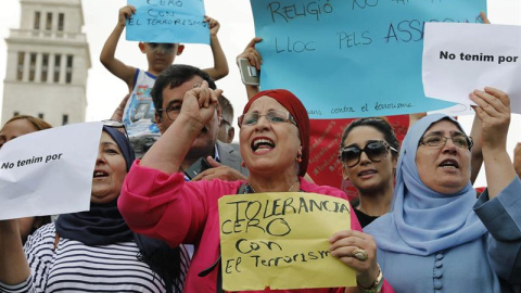 Manifestants musulmanes en contra del terrorisme, a Barcelona