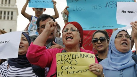 Manifestantes musulmanes en contra del terrorismo en Barcelona / EFE