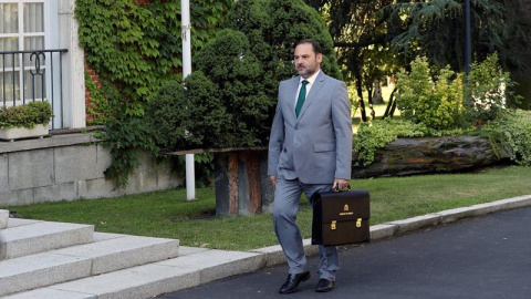 06/07/2018.- El ministro de Fomento José Luis Ábalos, a su llegada al Palacio de la Moncloa, donde hoy el jefe del Gobierno, Pedro Sánchez, presidirá la foto oficial de su Ejecutivo tras el relevo de Máxim Huerta por José Guirao al frente de Ministe