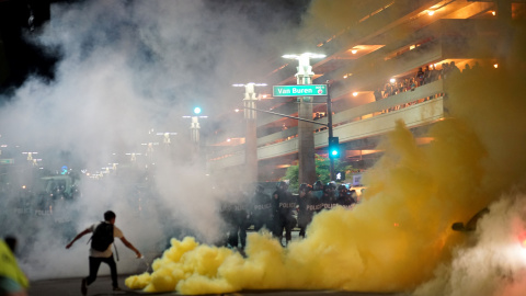 Los cuerpos de policía lanzando gas para dispersar a los manifestantes que se agolparon en el exterior del centro de convenciones en el último mitin de Donald Trump en Phoenix, Arizona. REUTERS/Sandy Huffaker