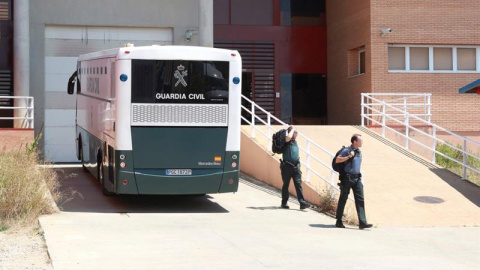 10/07/2018.- El autobús de la Guardia Civil que transporta a los exconsellers catalanes de Presidencia Jordi Turull, de Interior Joaquim Forn y de Territorio Josep Rull, en prisión preventiva por el "procés" soberanista, a su llegada hoy al centro peni