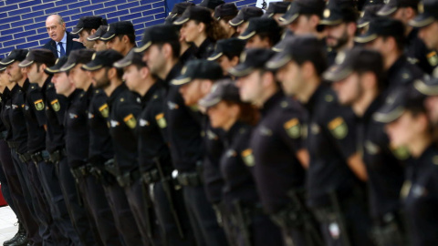 El ministro del Interior, Jorge Fernández Díaz, con agentes de la Policía Nacional/EFE