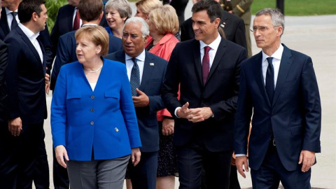 El presidente del Gobierno de España, Pedro Sánchez (c), con la canciller alemana Ángela Merkel (i), y el Secretario General de la OTAN Jans Stoltenberg (d) en la cumbre de la OTAN. /REUTERS