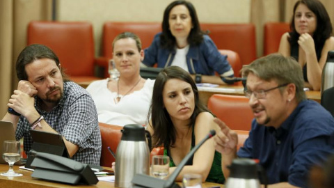 Pablo Iglesias e Irene Montero, de Podemos y Xavier Doménech, de En Comú Podem, conversan durante la reunión de la Diputación Permanente del Congreso, la primera de este mes de agosto. | MARISCAL (EFE)