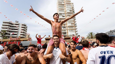 Jóvenes ingleses viendo un partido de Inglaterra en el Mundial en pantallas gigantes en Magaluf. /EFE