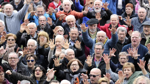 Pensionistas durante la concentración en Bilbaoel pasado lunes. EFE/ Luis Tejido