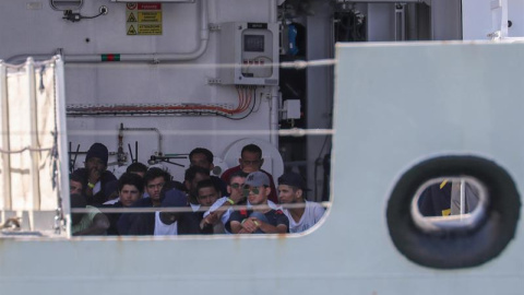 La patrullera "Diciotti" de la Guardia Costera italiana transporta a 67 inmigrantes rescatados frente a las costas de Libia al puerto de Trápani (Italia).- EFE/ Igor Petyx