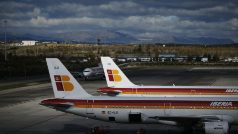 Aviones de Iberia estacionados en el aeropuerto barcelonés de El Prat. REUTERS / Susana Vera