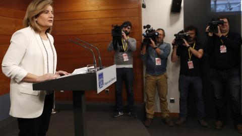 La ministra de Empleo, Fátima Báñez, durante su comparecencia en el Palacio de La Moncloa tras la reunión del presidente del Gobierno, Mariano Rajoy, con los representantes de la patronal y los sindicatos. EFE/Chema Moya