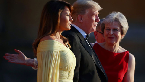 Melania y Donald Trump, junto con Theresa May, este jueves. REUTERS/Hannah McKay