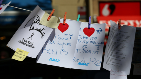 Mensajes colocados en el memorial en Las Ramblas de Barcelona en recuerdo y homenaje de las víctimas de los atentados en Catalunya. REUTERS/Albert Gea