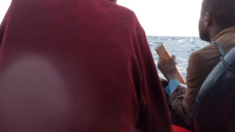 Imagen difundida por la activista Helena Maleno de la embarcación desaparecida con 55 personas a bordo en el Mar de Alborán.