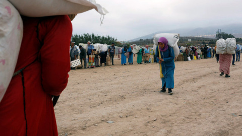 Mujeres marroquíes transportan mercancía en la frontera de Melilla / REUTERS - Youssef Boudlal