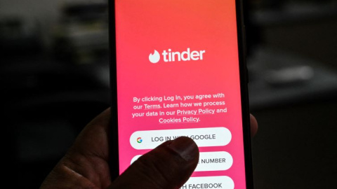 Sexo y mentiras en Tinder, la aplicación que invita a echarse el pisto.- AFP