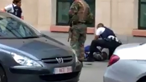 Momento en el que el atacante es neutralizado por policías y soldados belgas. - AFP