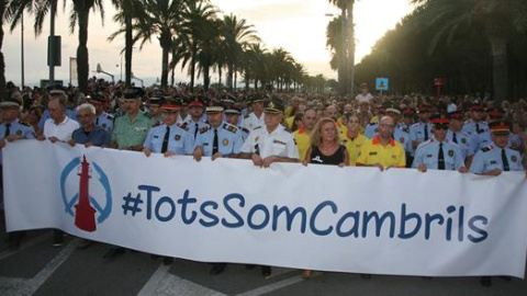 Les forces de seguretat van encapçalar la manifestació de Cambrils. EFE/Jaume Sellart