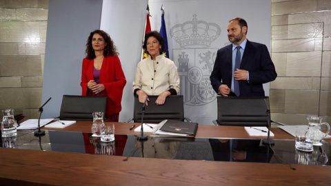 La portavoz del Gobierno ministra de Educación y Formación Profesional, Isabel Celaá (c), acompañada por la ministra de Hacienda, María Jesús Montero, y el titular de Fomento, José Luis Ábalos. /EFE