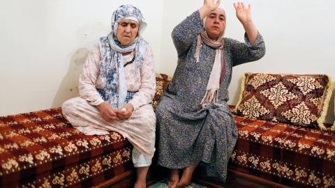 Chrifa Hychami (i.), abuela de Mohammed y Omar Hychami, y  Fatima Abouyaaqoub (d.), tía de Younes y El Houssaine Abouyaaqoub, en su casa familiar de la localidad marroquí de Mrirt. REUTERS/Youssef Boudlal