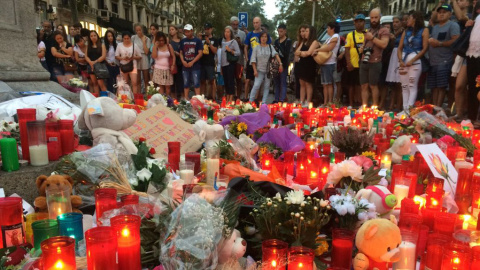 Milers de persones visiten cada dia els altars ubicats al llarg de La Rambla. FOTO: Elena Parreño