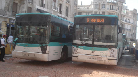 Imagen de dos buses del servicio M'dina Bus en Casablanca. WIKIPEDIA