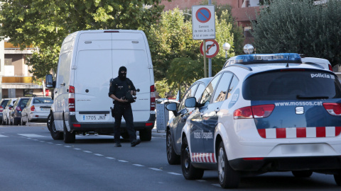 Despliegue policial de los Mossos d'Esquadra en Sant Sadurní d'Anoia, mientras investigan si el terrorista Younes Abouyaaqoub iba acompañado por una o más personas cuando fue abatido por los agentes de la policía autonómica. EFE/Susanna Sáez