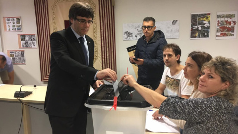 Carles Puigdemont, votando en Cornellà de Terri.